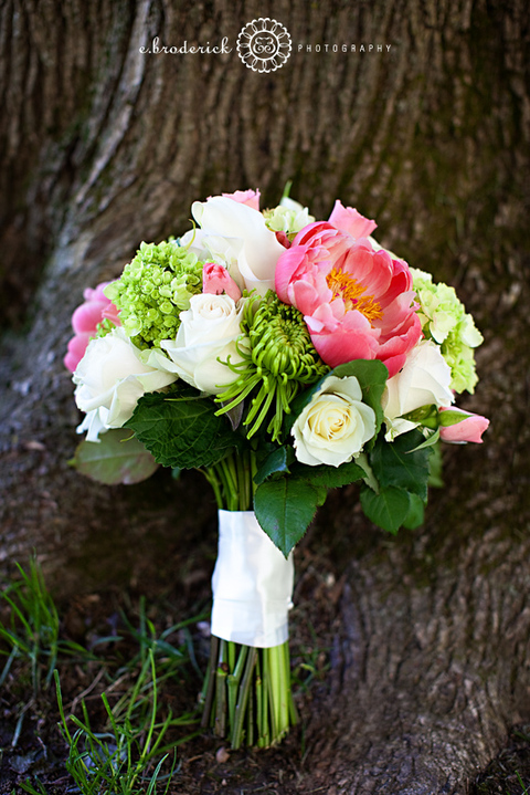 The flowers arrived while everyone was busy getting ready. Love Ginny's colors! (My Mom did her flowers--she's so talented!)